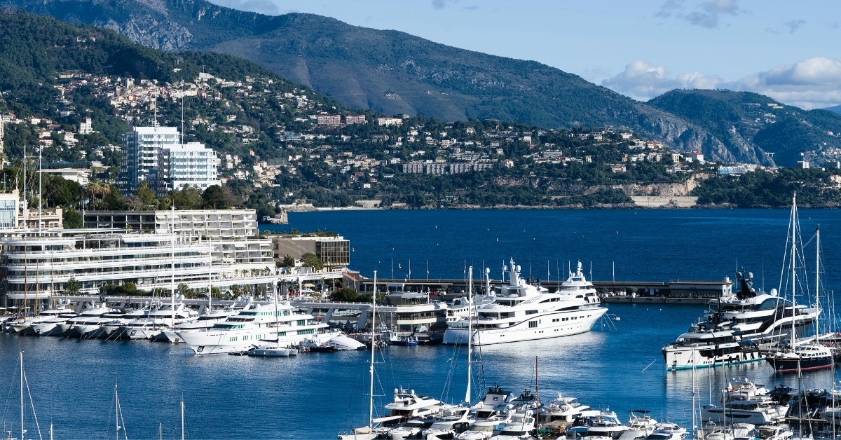 De acordo com a Miami Association of Realtors, o mercado imobiliário do Condado de Broward abrandou em agosto de 2025. As taxas de juro elevadas e a escassez de oferta em faixas de preço-chave continuam a pesar sobre a procura, embora vários indicadores apontem para uma maior estabilização após anos de euforia impulsionada pela pandemia.
As vendas residenciais totais recuaram 12,4% em termos homólogos, para 1.989 transações, face às 2.270 registadas no mesmo mês do ano anterior. As vendas de moradias unifamiliares caíram 12,6%, para 1.015 unidades, enquanto as transações de apartamentos (condomínios) desceram 12,2%, para 974. Apesar da retração nas vendas concluídas, as novas transações pendentes — um indicador prospetivo da atividade do mercado — aumentaram 2,7% face a 2024, revelando que a procura se mantém sólida em determinados segmentos.
Tendências de Preços e de Oferta
Os preços evoluíram de forma desigual. O preço mediano das moradias unifamiliares subiu 3,1% em termos anuais, atingindo os 625 mil dólares, enquanto o valor mediano dos apartamentos caiu quase 10%, para 247.700 dólares, refletindo a pressão da acessibilidade e condições de financiamento mais restritas. Apenas 0,9% dos edifícios de condomínios no sul da Florida estão aprovados para empréstimos FHA, o que limita o acesso de compradores de primeira habitação. Além disso, o estado da Florida exige um pagamento inicial de 25% em casos de revisão limitada, mais do que o dobro da média nacional de 10%.
A oferta aumentou, embora ainda se mantenha aquém dos níveis pré-pandemia. No final do mês, havia 16.559 imóveis ativos, um crescimento de 20% face ao ano anterior. Em contrapartida, as novas listagens diminuíram 16,9%, para 3.091, sinal de que muitos potenciais vendedores continuam relutantes em entrar no mercado. A oferta de moradias subiu 19,2%, para 5.489 unidades, e a de apartamentos cresceu 20,5%, para 11.070.
O mercado mostra-se dividido: as moradias dispõem de 5,7 meses de oferta, o que ainda favorece os vendedores, enquanto os apartamentos contam com 11,9 meses, caracterizando um mercado de compradores. Considera-se equilibrado um intervalo entre seis e nove meses.
Investimento Estrangeiro e Compras a Pronto Mantêm a Competitividade
O investimento internacional continua a ser um pilar da procura. Os compradores estrangeiros representaram 49% de todas as vendas de construção nova, pré-construção e conversão de condomínios no sul da Florida nos 18 meses até junho de 2025. As compras a pronto equivaleram a 37,2% de todas as transações no Condado de Broward, muito acima da média nacional de 20%, segundo a National Association of Realtors.
Entre os diferentes tipos de imóveis, 51,9% das vendas de apartamentos e 22,9% das moradias foram realizadas a pronto pagamento. Analistas atribuem esta tendência à presença de compradores mais abastados, vindos de outros estados ou do estrangeiro, menos afetados pelo aumento dos custos de financiamento.
Custos de Financiamento e Ritmo de Vendas
As taxas hipotecárias continuam a constituir um obstáculo. A taxa média dos empréstimos a 30 anos fixos situava-se em 6,26% a 18 de setembro, segundo a Freddie Mac. As moradias demoram agora mais tempo a vender: 47 dias até ao contrato, face a 32 no ano anterior; os apartamentos, 74 dias, contra 56.
A percentagem mediana do preço de lista efetivamente recebida caiu ligeiramente, para 95% nas moradias e 91% nos apartamentos, sinalizando maior margem de negociação à medida que os compradores ganham poder de barganha.
Volume de Vendas e Mercado em Estabilização
O volume total de vendas residenciais em Broward desceu 3,8%, para 859 milhões de dólares. O volume dos condomínios caiu 15%, para 315 milhões, e o das moradias seguiu tendência semelhante. As vendas em situação de incumprimento (distressed sales) continuam residuais, representando apenas 1,2% do total, abaixo da média nacional de 2%.
Perspetivas
Apesar do abrandamento face ao ritmo acelerado de 2021-2022, os economistas consideram que esta transição é saudável. “Broward está a passar de um mercado hiperativo, impulsionado pela pandemia, para um ambiente mais equilibrado”, afirmou um analista local. “Os compradores têm agora mais tempo para procurar, e os vendedores começam a ajustar as expectativas.”
Com as taxas hipotecárias estáveis acima dos 6%, novas listagens ainda contidas e oferta em recuperação gradual, o mercado residencial de Broward parece encaminhar-se para uma fase mais estável e previsível à medida que se aproxima de 2026.